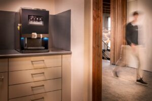Volautomatische koffiemachine in een kantoorkeuken